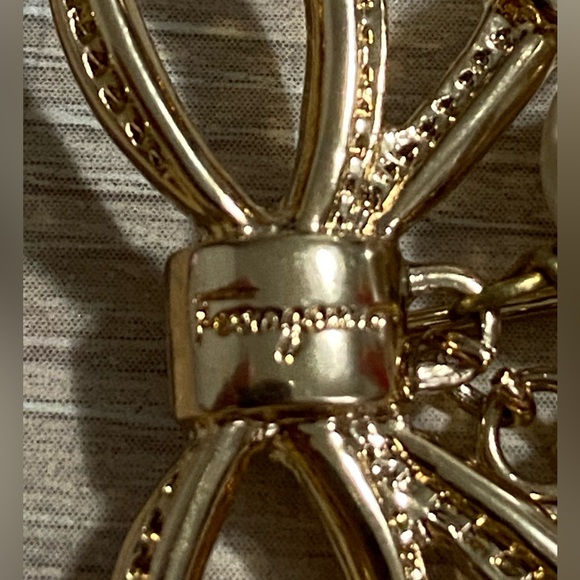 Vintage Salvatore Ferragamo Bow & Pearl/Heels Charms Stick Lapel Gold Tone Pin - Picture 3 of 4